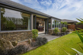 City and Nature Retreat - Christchurch Holiday Home